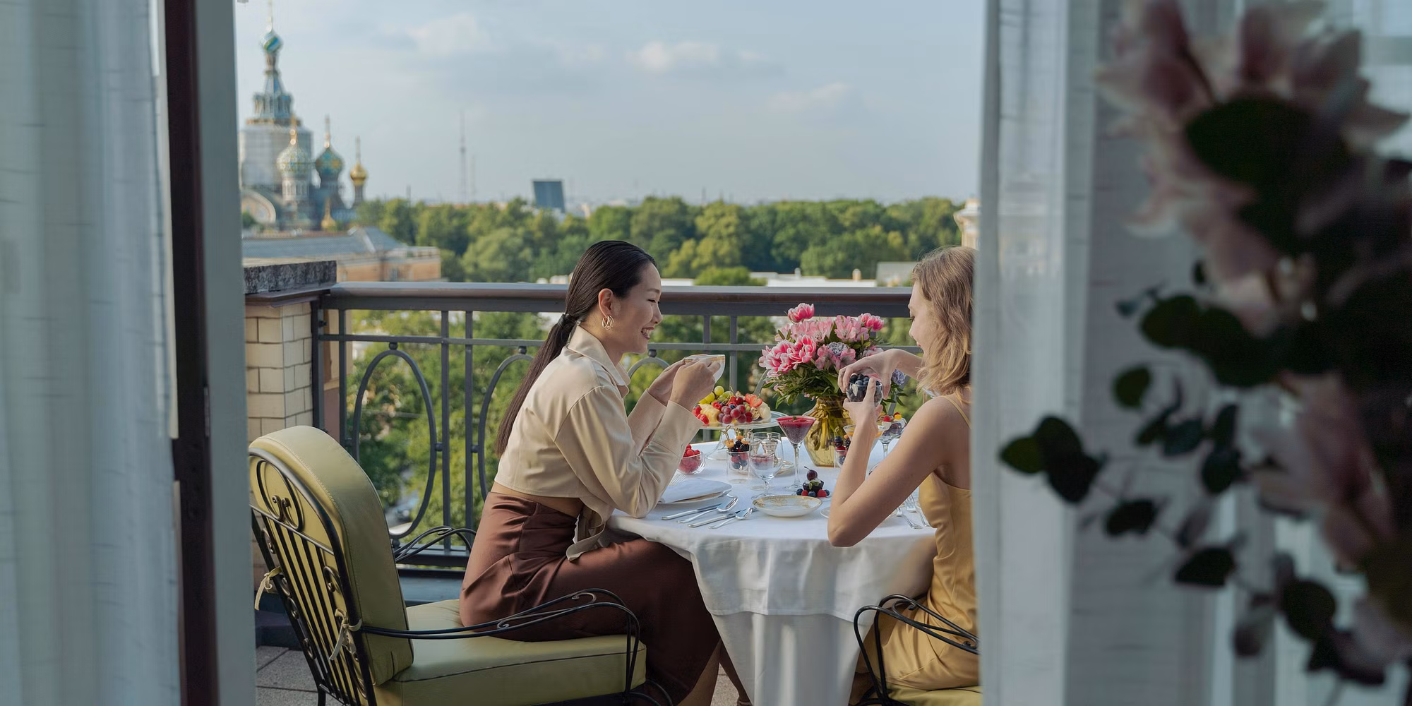 5 key differences between Courtyard and Fairfield hotels by Marriott. - Cover Image