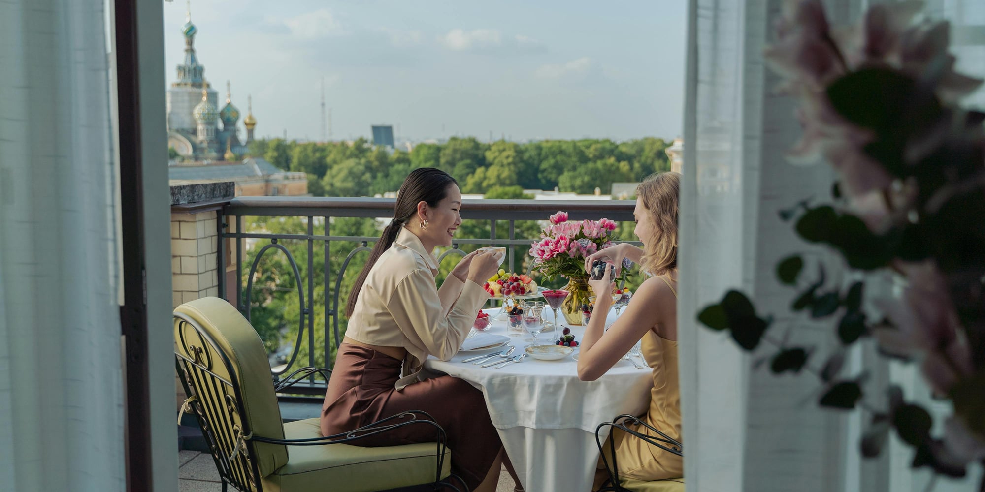 5 key differences between Courtyard and Fairfield hotels by Marriott. - Cover Image